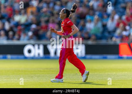 14. August 2023; Sophia Gardens, Cardiff, Wales: The 100 Womens Cricket, Welsh Fire versus Trent Rockets; Welsh Fire Women's Shabnim Ismael feiert einen Fang. Stockfoto