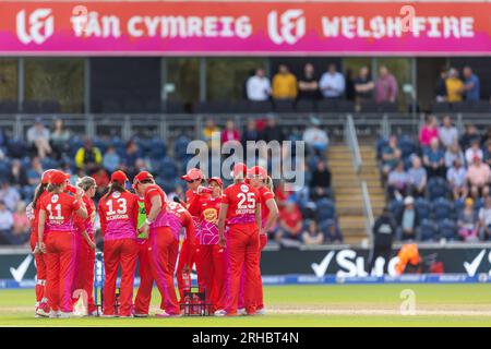 14. August 2023; Sophia Gardens, Cardiff, Wales: The 100 Womens Cricket, Welsh Fire versus Trent Rockets; Welsh Fire Women feiert die Einnahme eines Trent Wicket. Stockfoto