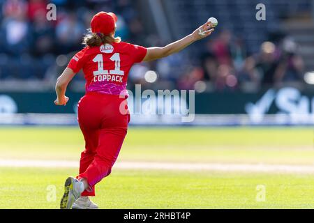 14. August 2023; Sophia Gardens, Cardiff, Wales: The 100 Womens Cricket, Welsh Fire versus Trent Rockets; Welsh Fire Women's Kate Coppack wirft zurück zum Wicket Stockfoto