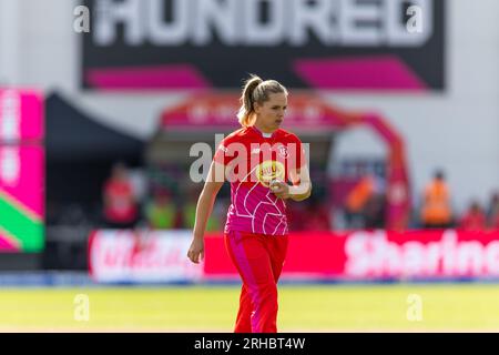 14. August 2023; Sophia Gardens, Cardiff, Wales: The 100 Womens Cricket, Welsh Fire versus Trent Rockets; Welsh Fire Women's Freya Davies ist bereit zum Bowlen. Stockfoto