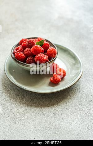 Nahaufnahme einer Schüssel frischer biologischer Himbeeren Stockfoto