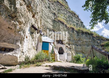 Alte Felsenkirche in der Nähe des Bakota Bay Stausees am Dnister Fluss im Nationalpark Podilski Tovtry, Ukraine. Stockfoto