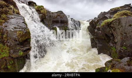 Hlauptungufoss Wasserfall an einem bewölkten Tag, Süd-Island, Island Stockfoto