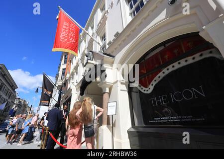 Freddie Mercury – eine Ausstellung über die Besitztümer der Rocklegende im Sotheby's in der New Bond Street, bevor sie versteigert wurde, London, Großbritannien Stockfoto