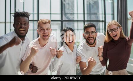 Porträt eines erfolgreichen kreativen Geschäftsteams, das die Kamera anschaut und lächelt. Stockfoto