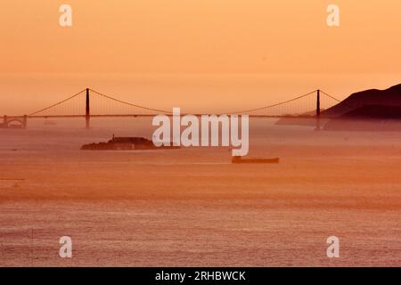 Blick auf die Golden Gate Bridge und Alcatraz von Treasure Island bei Sonnenuntergang, San Francisco, Kalifornien, USA Stockfoto