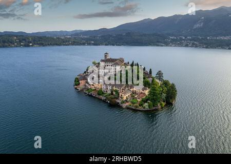 Blick aus der Vogelperspektive auf die Insel San Giulio am Orta-See, Novara, Piemont, Italien Stockfoto