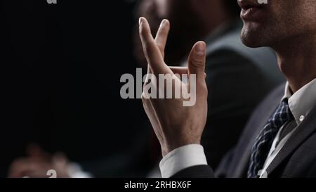 Close up Portrait von afrikanischen Mann schaut nachdenklich Stockfoto