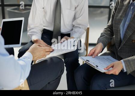 Zero Trust Sicherheitskonzept Person, die Computer und Tablet in einem modernen Büro verwendet. Stockfoto