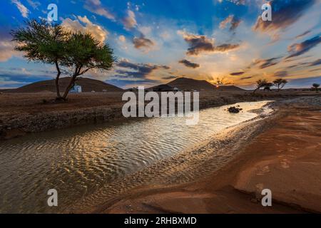 Das Wüstental wurde bei Sonnenuntergang überflutet, Saudi-Arabien Stockfoto