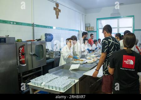 Rom, Italien. 15. Aug. 2023. Freiwillige der Gemeinde Sant'Egidio verteilen Essen in der Kantine in der Via Dandolo, am 15. August (Kreditbild: © Matteo Nardone/Pacific Press via ZUMA Press Wire) NUR REDAKTIONELLE VERWENDUNG! Nicht für den kommerziellen GEBRAUCH! Stockfoto