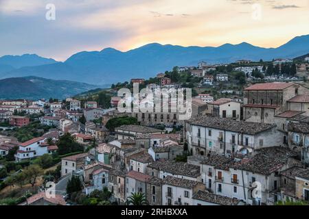 Panoramablick auf Altomonte, eine Gemeinde in der Provinz Cosenza, in der Region Kalabrien in Italien Stockfoto