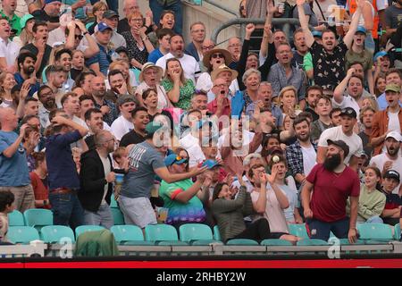 London, Großbritannien. 15. Aug. 2023. Ein Versuch, die Menge zu erwischen, als die Oval Invincibles im Kia Oval gegen den London Spirit antreten. Kredit: David Rowe/Alamy Live News Stockfoto