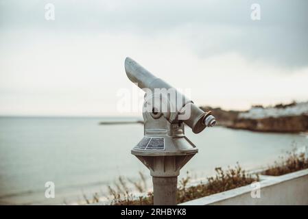 Teleskop an der Küste zwischen Faro und Albufeira, Algarve, Portugal Stockfoto