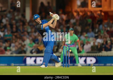 London, Großbritannien. 15. Aug. 2023. London Spirits Zak Crawley wird von Sam Curran gebowlt, während Oval Invincibles im Kia Oval gegen den London Spirit antreten. Kredit: David Rowe/Alamy Live News Stockfoto