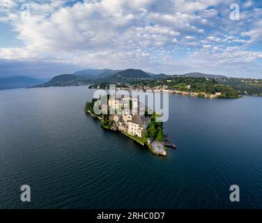 Blick aus der Vogelperspektive auf die Insel San Giulio am Orta-See, Novara, Piemont, Italien Stockfoto