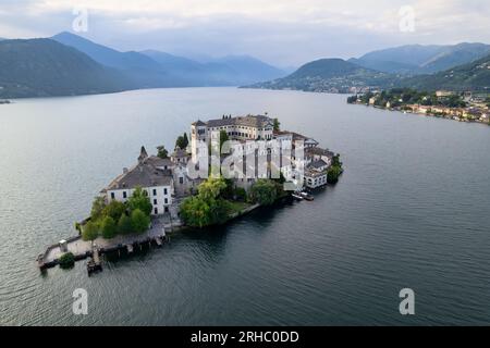 Blick aus der Vogelperspektive auf die Insel San Giulio am Orta-See, Novara, Piemont, Italien Stockfoto