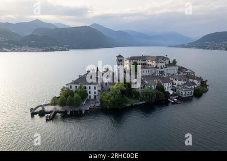 Blick aus der Vogelperspektive auf die Insel San Giulio am Orta-See, Novara, Piemont, Italien Stockfoto