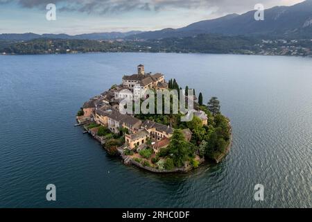 Blick aus der Vogelperspektive auf die Insel San Giulio am Orta-See, Novara, Piemont, Italien Stockfoto