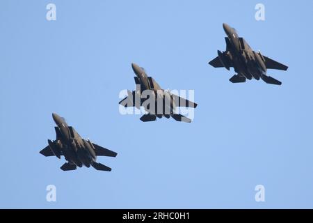 Gründung der 48. FW F-15E Strike Eagles über ihrer Heimatbasis in RAF Lakenheath. Stockfoto