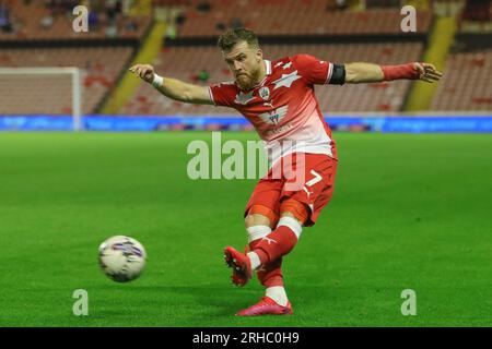 Barnsley, Großbritannien. 15. Aug. 2023. Nicky Cadden #7 von Barnsley kreuzt den Ball beim Sky Bet League 1-Spiel Barnsley gegen Peterborough in Oakwell, Barnsley, Großbritannien, 15. August 2023 (Foto von Alfie Cosgrove/News Images) in Barnsley, Großbritannien, am 8./15. August 2023. (Foto: Alfie Cosgrove/News Images/Sipa USA) Kredit: SIPA USA/Alamy Live News Stockfoto