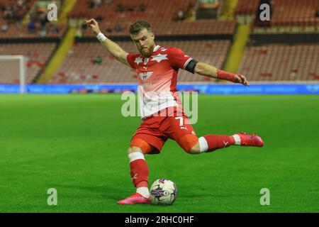 Barnsley, Großbritannien. 15. Aug. 2023. Nicky Cadden #7 von Barnsley kreuzt den Ball beim Sky Bet League 1-Spiel Barnsley gegen Peterborough in Oakwell, Barnsley, Großbritannien, 15. August 2023 (Foto von Alfie Cosgrove/News Images) in Barnsley, Großbritannien, am 8./15. August 2023. (Foto: Alfie Cosgrove/News Images/Sipa USA) Kredit: SIPA USA/Alamy Live News Stockfoto