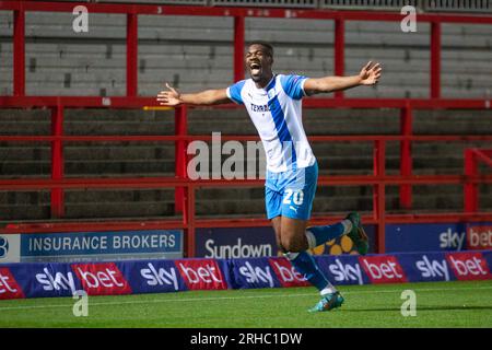 Emile Acquah 20 von Barrow AFC feiert sein Tor während des Spiels der Sky Bet League 2 zwischen Accrington Stanley und Barrow im Wham Stadium in Accrington am Dienstag, den 15. August 2023. (Foto: Mike Morese | MI News) Guthaben: MI News & Sport /Alamy Live News Stockfoto