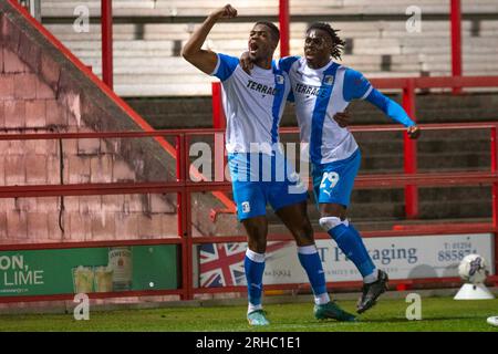 Emile Acquah 20 von Barrow AFC feiert sein Tor während des Spiels der Sky Bet League 2 zwischen Accrington Stanley und Barrow im Wham Stadium in Accrington am Dienstag, den 15. August 2023. (Foto: Mike Morese | MI News) Guthaben: MI News & Sport /Alamy Live News Stockfoto