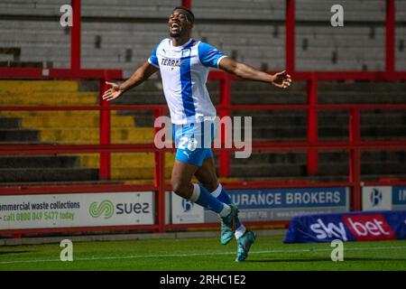 Emile Acquah 20 von Barrow AFC feiert sein Tor während des Spiels der Sky Bet League 2 zwischen Accrington Stanley und Barrow im Wham Stadium in Accrington am Dienstag, den 15. August 2023. (Foto: Mike Morese | MI News) Guthaben: MI News & Sport /Alamy Live News Stockfoto