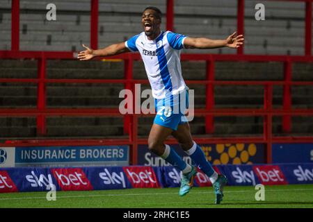 Emile Acquah 20 von Barrow AFC feiert sein Tor während des Spiels der Sky Bet League 2 zwischen Accrington Stanley und Barrow im Wham Stadium in Accrington am Dienstag, den 15. August 2023. (Foto: Mike Morese | MI News) Guthaben: MI News & Sport /Alamy Live News Stockfoto