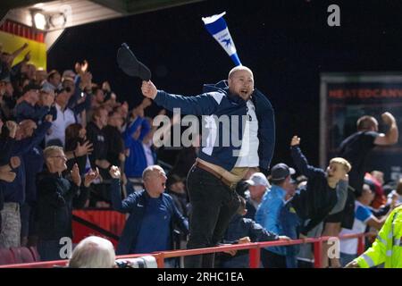 Barrow-Fans feiern Emile Acquah 20 von Barrow AFC und machen es 1-1 beim Sky Bet League 2 Spiel zwischen Accrington Stanley und Barrow im Wham Stadium in Accrington am Dienstag, den 15. August 2023. (Foto: Mike Morese | MI News) Guthaben: MI News & Sport /Alamy Live News Stockfoto