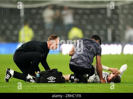 Max Bird von Derby County wird während des Spiels Sky Bet League One im Stadion des Pride Park, Derby, wegen einer Verletzung behandelt. Foto: Dienstag, 15. August 2023. Stockfoto