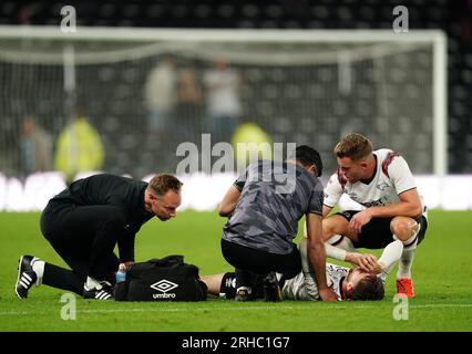 Max Bird von Derby County wird während des Spiels Sky Bet League One im Stadion des Pride Park, Derby, wegen einer Verletzung behandelt. Foto: Dienstag, 15. August 2023. Stockfoto