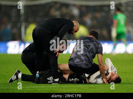 Max Bird von Derby County wird während des Spiels Sky Bet League One im Stadion des Pride Park, Derby, wegen einer Verletzung behandelt. Foto: Dienstag, 15. August 2023. Stockfoto