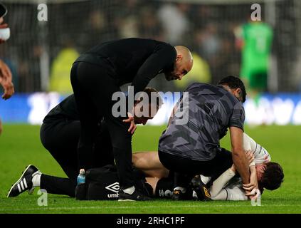 Max Bird von Derby County wird während des Spiels Sky Bet League One im Stadion des Pride Park, Derby, wegen einer Verletzung behandelt. Foto: Dienstag, 15. August 2023. Stockfoto