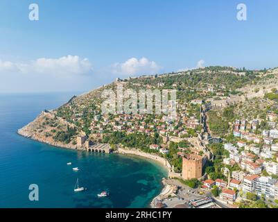 Alanya - Türkei, 11. August 2023, eine Luftaufnahme der Bucht Alanya in Antalya Türkei. Meer und Stadt mit offenem Himmel. Kizil Kule - Alanya Stockfoto