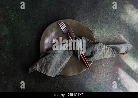 Overhead-Ansicht einer Platzeinstellung auf einem Tisch Stockfoto