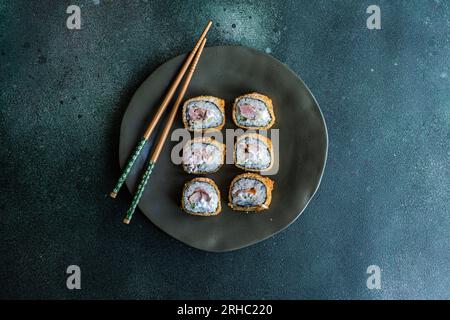 Draufsicht auf einen Teller mit gebratenen Thunfisch-Maki-Brötchen auf einem Teller Stockfoto