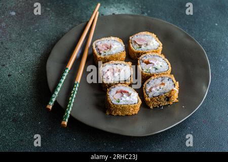 Nahaufnahme eines Tellers gebratener Thunfisch-Maki-Brötchen auf einem Teller Stockfoto