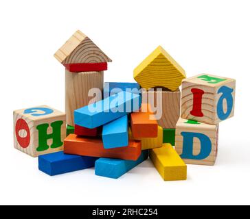 Ein Berg aus hölzernen Bars und Würfeln. Blaues, gelbes und rotes Spielzeug für Bauspiele für Kinder. Isoliert. Fotos in hoher Qualität Stockfoto