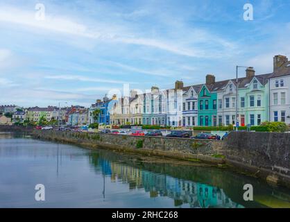 Die farbenfrohen Häuser der Seacliff Road, Bangor, County Down, Nordirland. Terrassenhäuser aus dem 19. Jahrhundert. Stockfoto