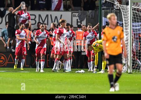 Stevenage feiert Jamie Reid (19 Stevenage) während des Spiels der Sky Bet League 1 zwischen Cambridge United und Stevenage im R Costings Abbey Stadium, Cambridge, am Dienstag, den 15. August 2023. (Foto: Kevin Hodgson | MI News) Guthaben: MI News & Sport /Alamy Live News Stockfoto