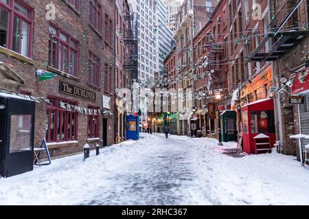 Stone Street, Lower Manhattan, New York City, New York, USA an einem verschneiten Tag im März Stockfoto