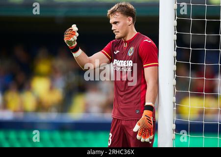 Filip Jorgensen (Villarreal CF, Nr. 13) reagiert während des LaLiga-Spiels zwischen Villarreal CF und Real Betis im Ceramica Stadium am 13. August 2023 in Vil Stockfoto