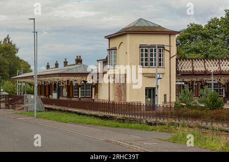 Gleneagles, Schottland, Großbritannien - 13. August 2023 - Seitenansicht des Bahnhofs Glen Eagles mit Blick auf die Brücke über die Gleise Stockfoto