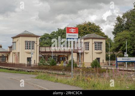 Gleneagles, Schottland, Vereinigtes Königreich - 13. August 2023 - die Eisenbahnstation von Gleneagles mit den Schildern und einer Brücke über die Gleise Stockfoto