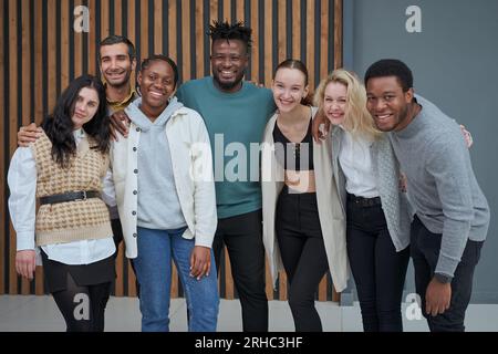 Unternehmensbild eines generationenübergreifenden Arbeitsteams Stockfoto