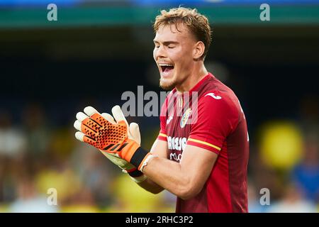 Filip Jorgensen (Villarreal CF, Nr. 13) reagiert während des LaLiga-Spiels zwischen Villarreal CF und Real Betis im Ceramica Stadium am 13. August 2023 in Vil Stockfoto