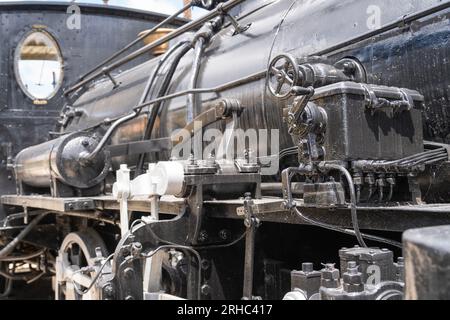 Detail der Seite einer alten schwarzen Dampflokomotive Stockfoto