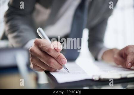 Geschäftsmann im Büro analysiert Finanzdaten und recherchiert Stockfoto